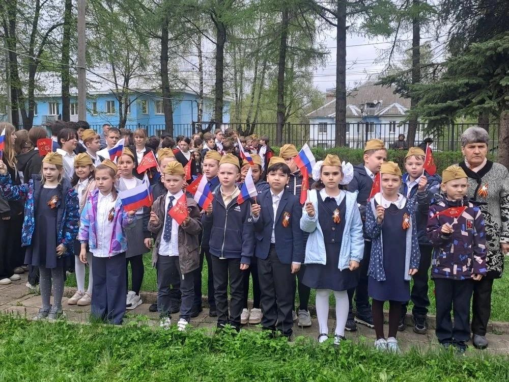 Торжественная линейка в школе п. Икши